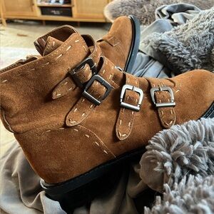 NWOT Women’s Aerosoles Arezzo Buckle Boot, Golden Retriever Red/Brown.